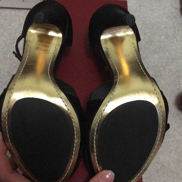 bcbgmaxazria peep toe black satin bow - Picture 2 of 3